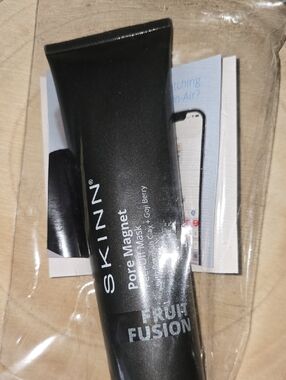 SKINN Black Fruit Fusion Pore Magnet Tube